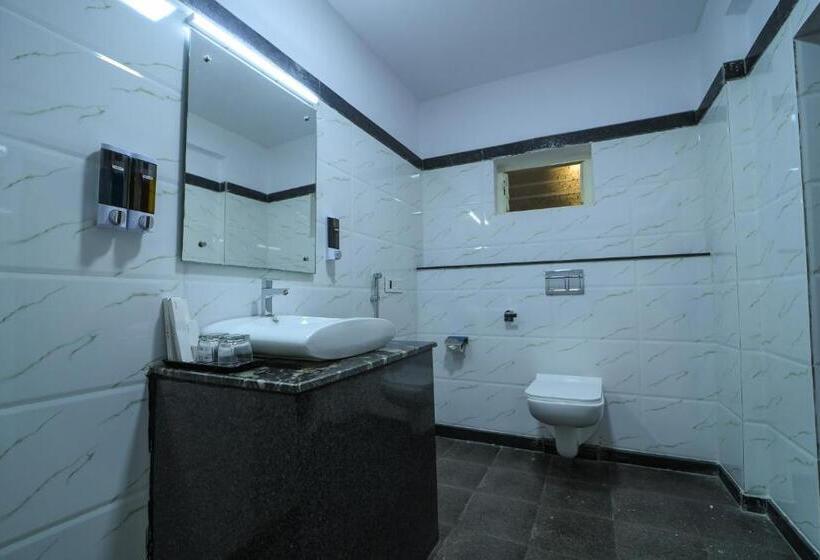 اتاق خانوادگی, Cn Windsor Chikmagaluru