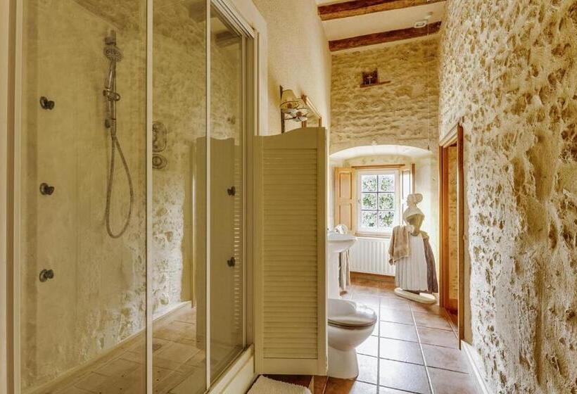 家庭间, 14th Century Priory In Pressigny