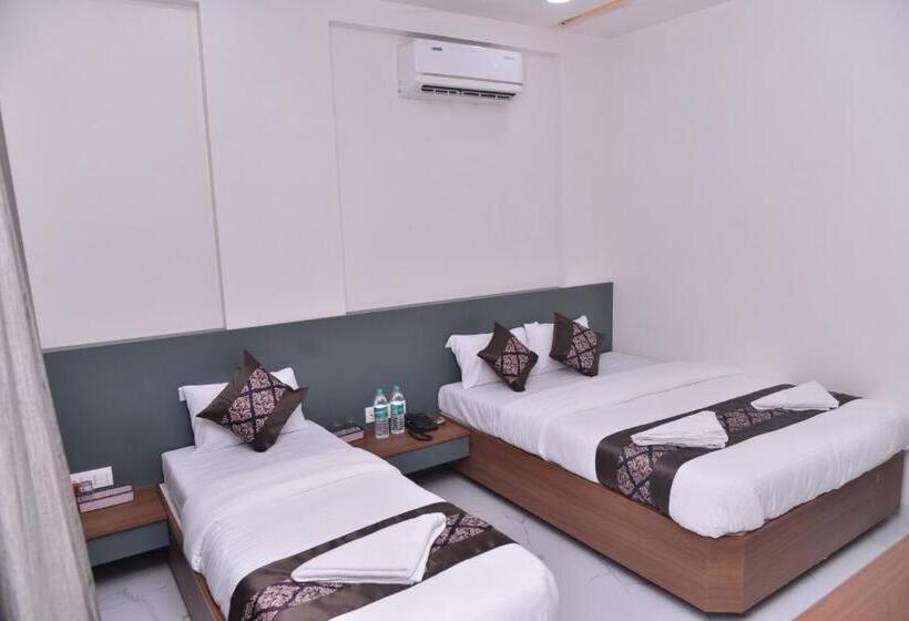 غرفة قياسية ثلاثية, D Square