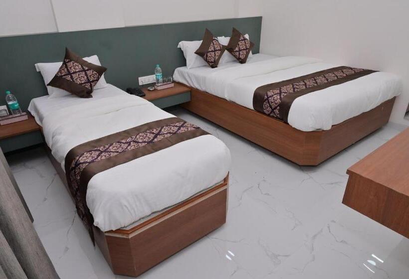 غرفة قياسية ثلاثية, D Square