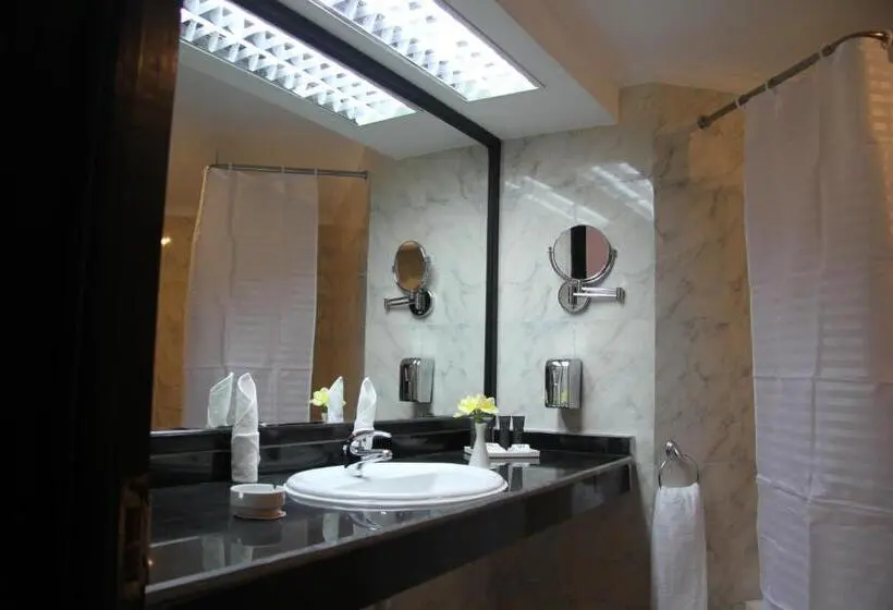 اتاق یک تخته با چشم‌انداز باغ, White Valley Palace