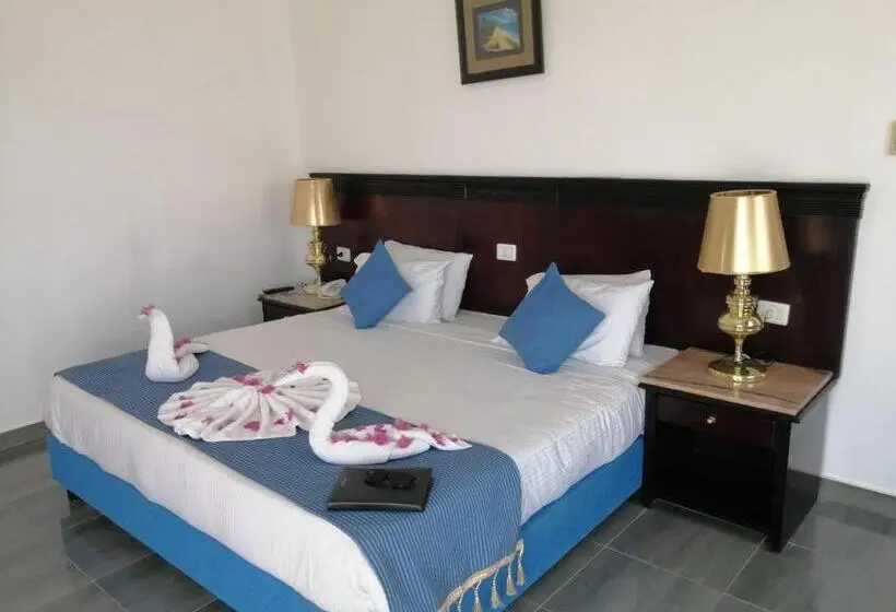 اتاق یک تخته با چشم‌انداز استخر, White Valley Palace