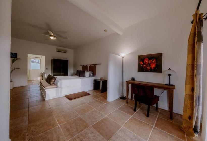 מיטת קינג בסוויטה, La Poza Boutique Hotel And Spa   Adults 15 Plus