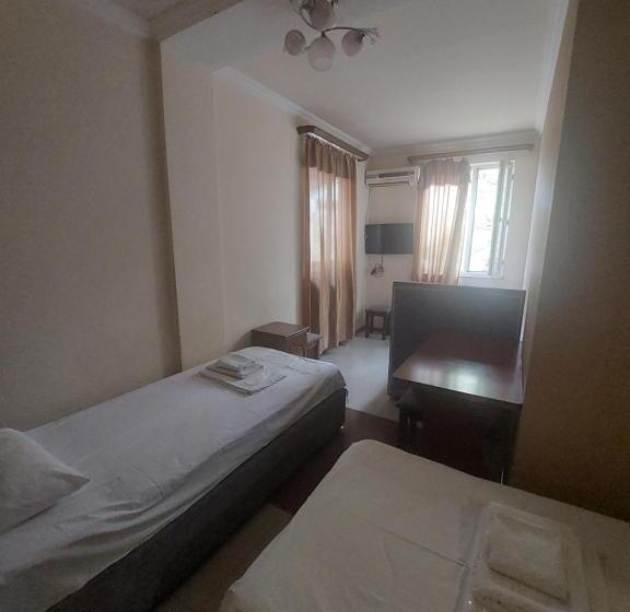 Economy Triple Room, Rp Hotel  Hostel