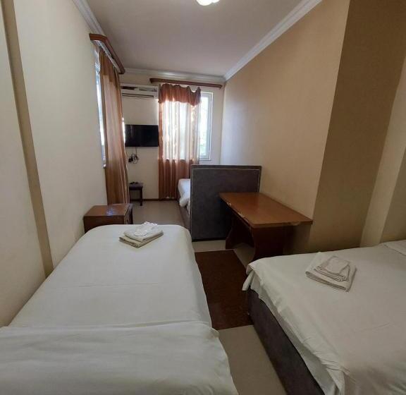 Economy Triple Room, Rp Hotel  Hostel