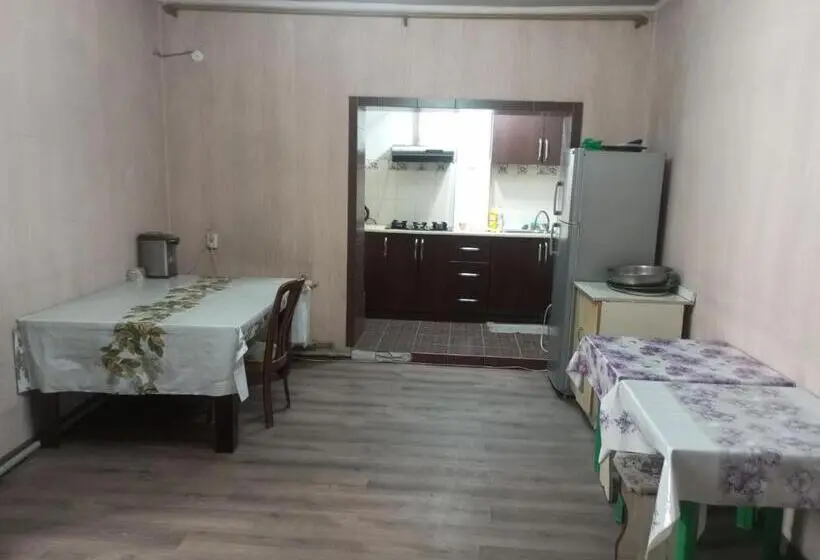 اتاق خانوادگی, Tourist Home Hostel