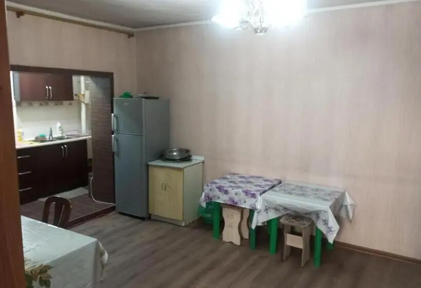 اتاق خانوادگی, Tourist Home Hostel