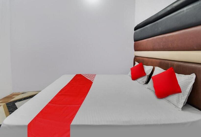 트리플 클래식 룸, Oyo Dev Guest House