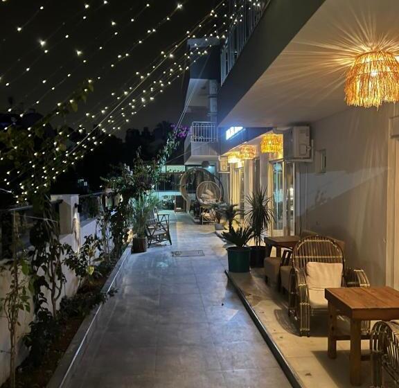 家庭间, Lara Boutique