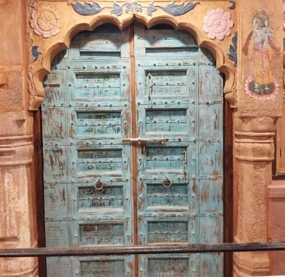 اتاق لوکس با تخت بزرگ, Geel Heritage   A Restored Haveli