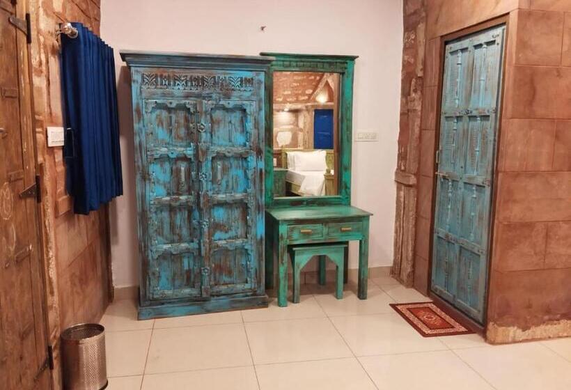 اتاق لوکس با تخت بزرگ, Geel Heritage   A Restored Haveli