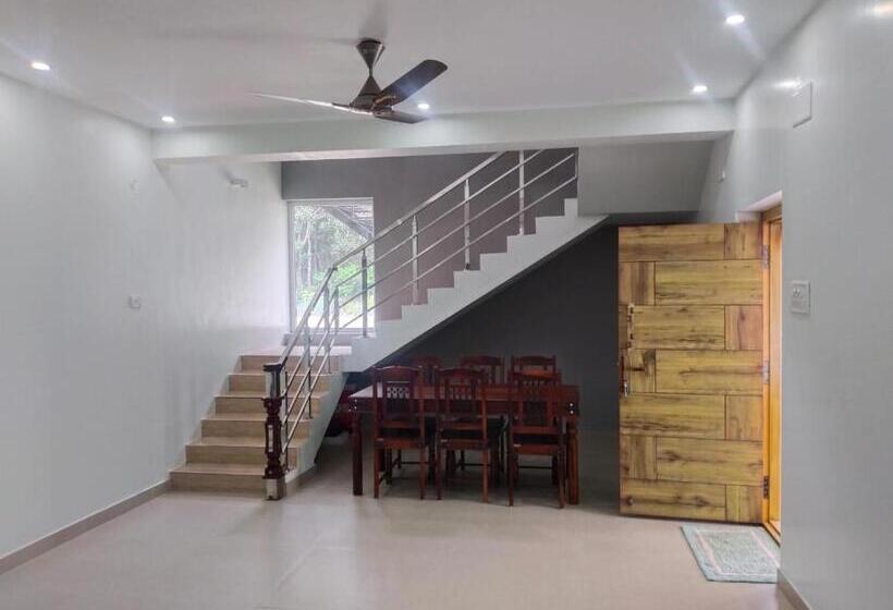 패밀리 룸, The Oakland Inn