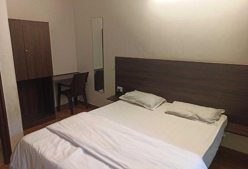 Classic Kolmen Hengen Huone, Spot On Sri Varu Hotel & Lodging