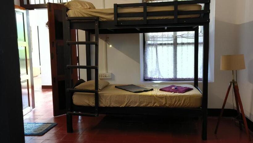 ルームシェアのワンベッド, Dutch Square Hostel