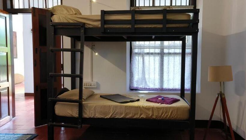 ルームシェアのワンベッド, Dutch Square Hostel