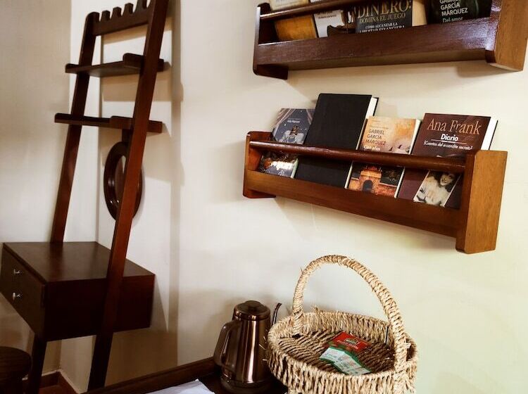 סוויטה דלוקס, Literatium