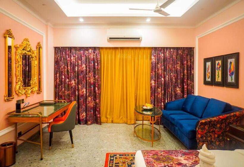 חדר דחוקס עם מיטת קינג, Mayfair Purnea