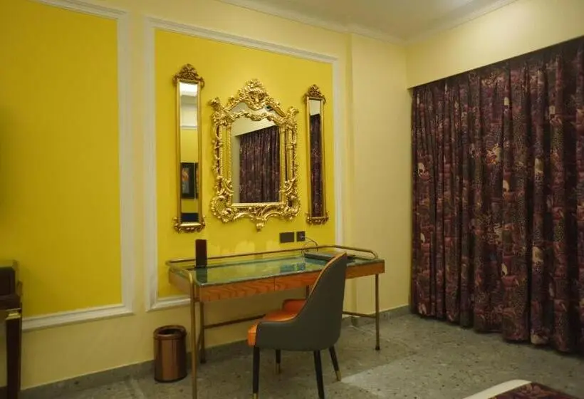 Perhehuone, Mayfair Purnea