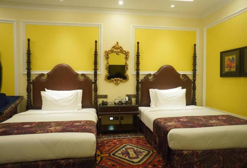 חדר משפחתי, Mayfair Purnea