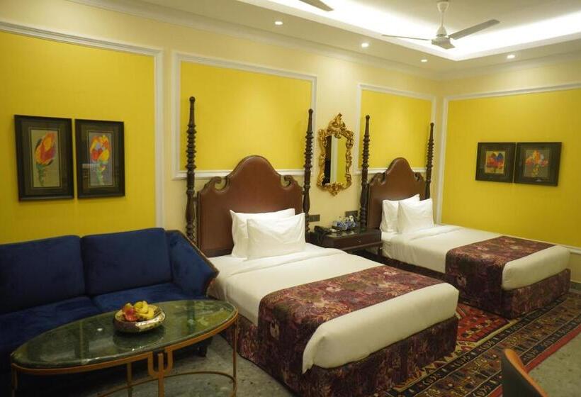 חדר משפחתי, Mayfair Purnea