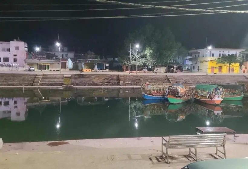 スタンダードルーム, Ram Ghat Inn  In Front Of Mandakini River