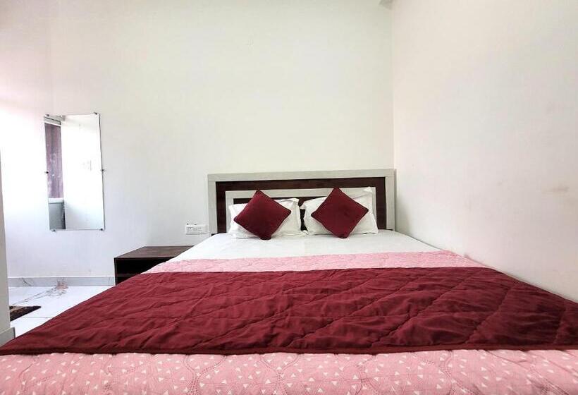 Quarto Economy, Ram Ghat Inn  In Front Of Mandakini River