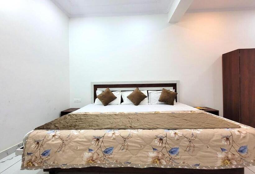 غرفة عائلية, Ram Ghat Inn  In Front Of Mandakini River