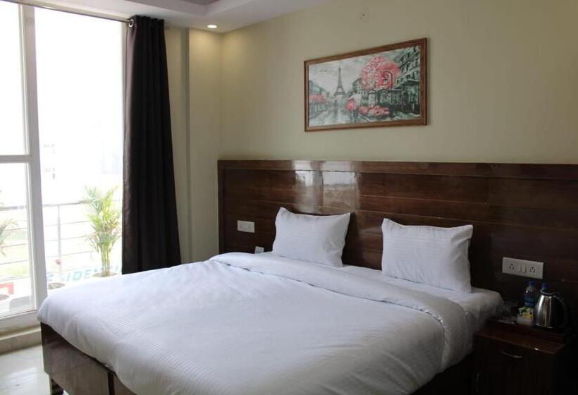 Standardrum, Collection O Shreya Residency