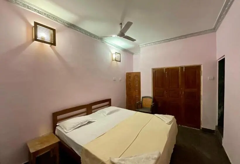 Deluxe Zimmer, One Light Stays   Ashwem