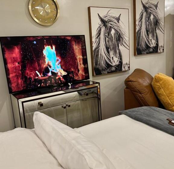 Студия Стандарт, Welcoming Private Suite With French Touches