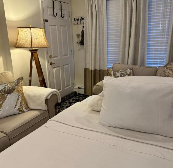 Студия Стандарт, Welcoming Private Suite With French Touches