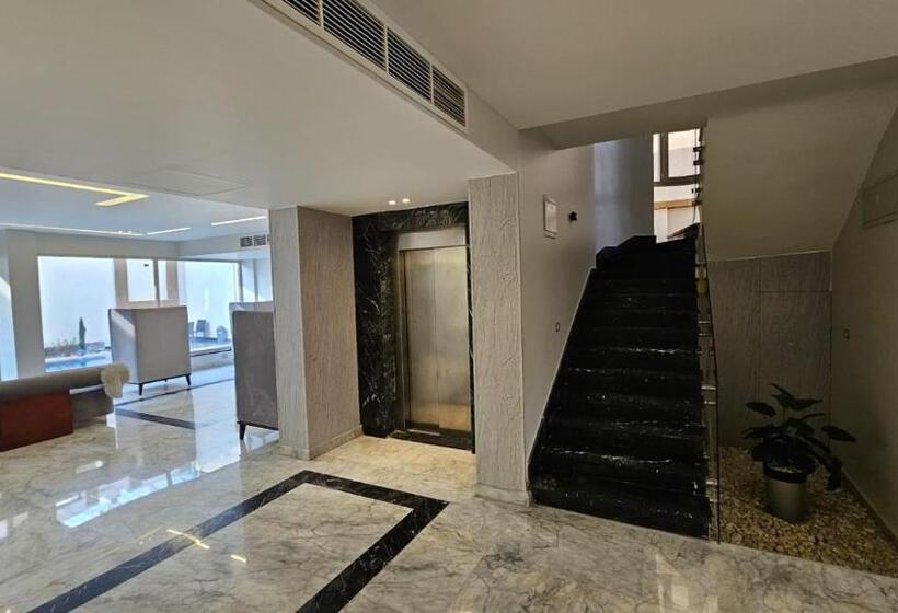 استودیوی استاندارد, Crystal Clear Springs Room