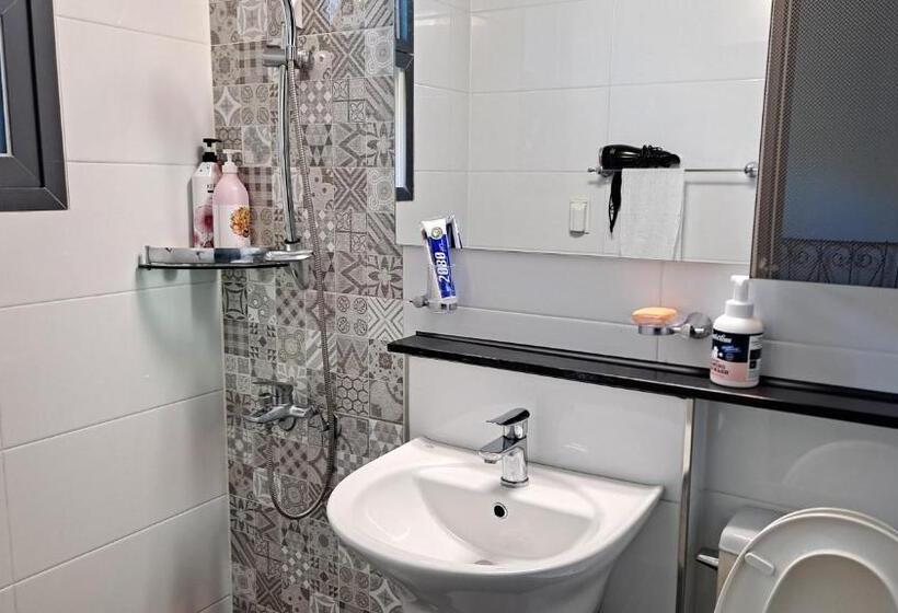 标准单人间, Yolo House