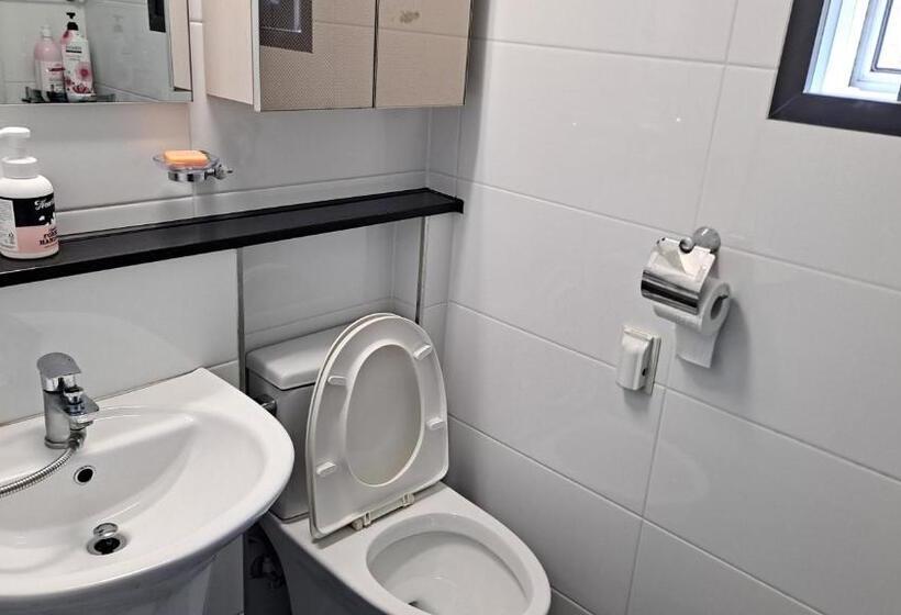 标准单人间, Yolo House