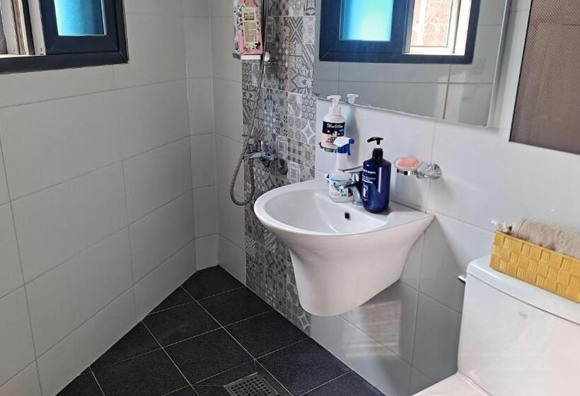 标准间, Yolo House