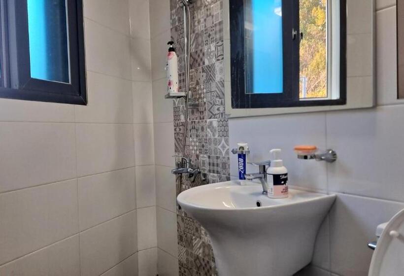 标准间, Yolo House