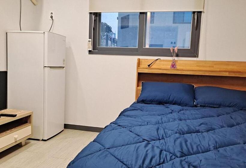 标准间, Yolo House