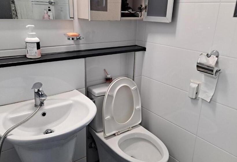 标准间, Yolo House