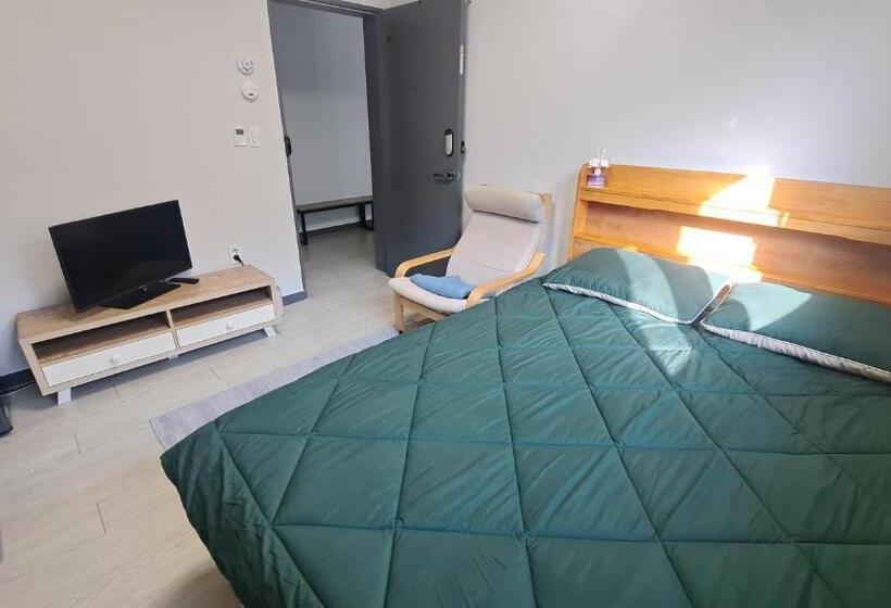 标准间, Yolo House