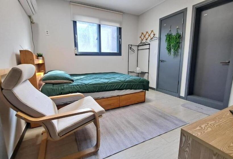 标准间, Yolo House