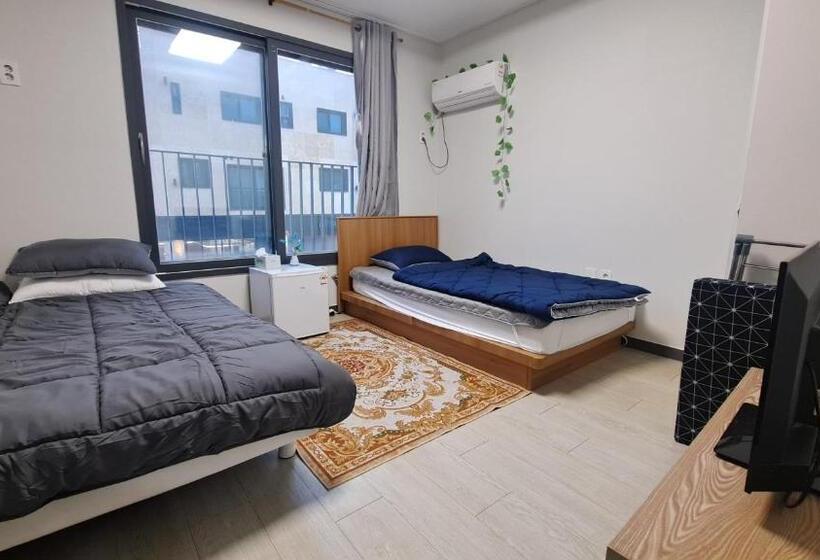 标准间, Yolo House