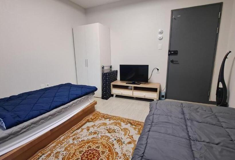 标准间, Yolo House