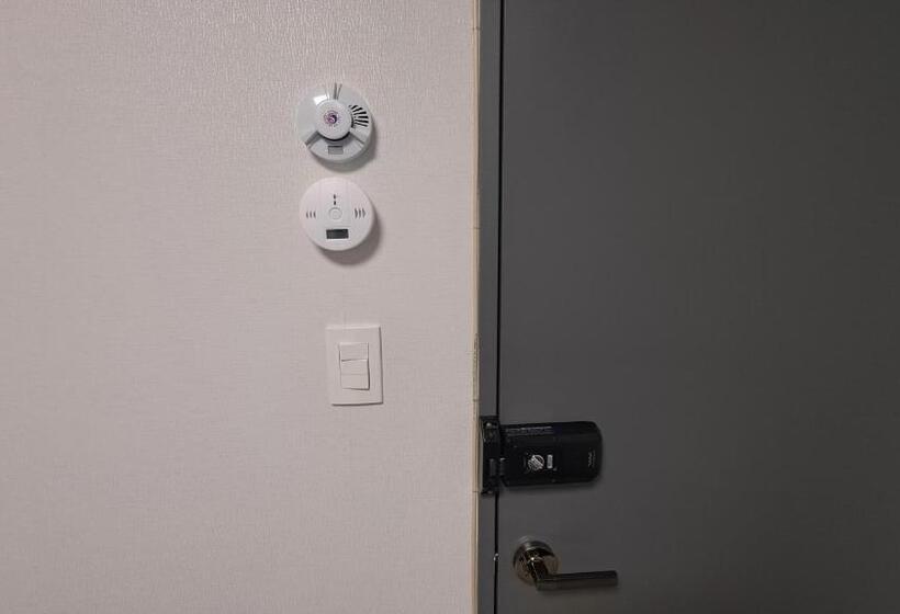 标准间, Yolo House