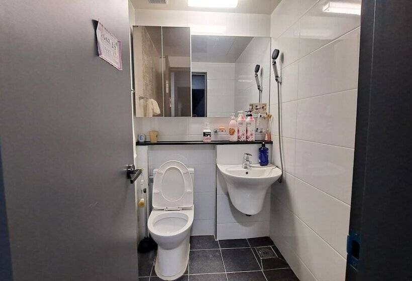 标准间, Yolo House