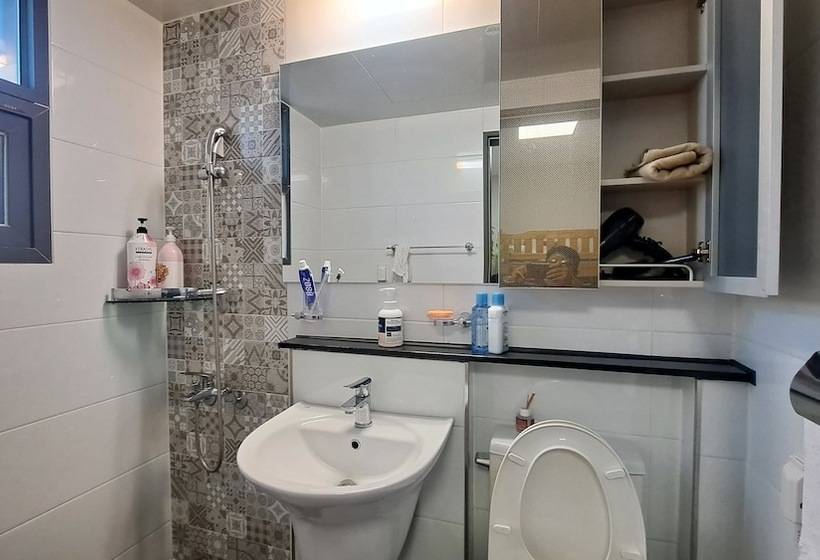 标准间, Yolo House