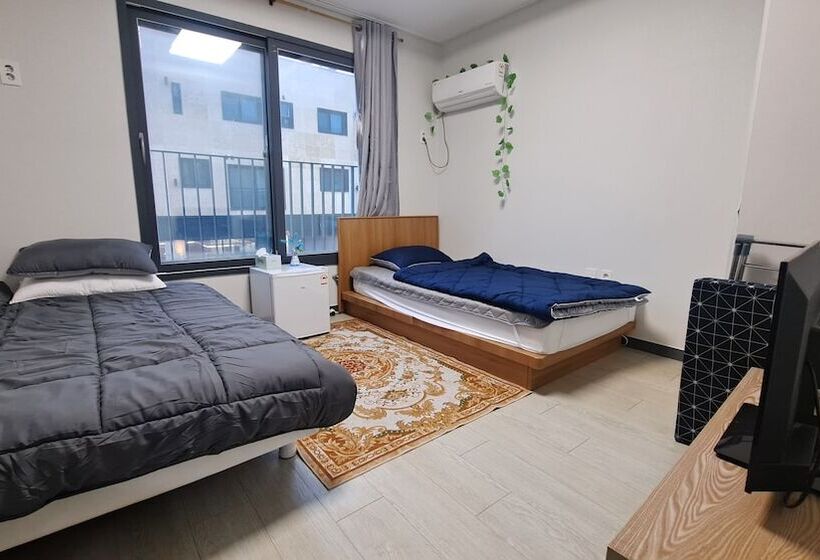 标准间, Yolo House