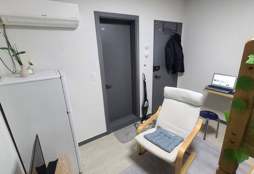 标准间, Yolo House