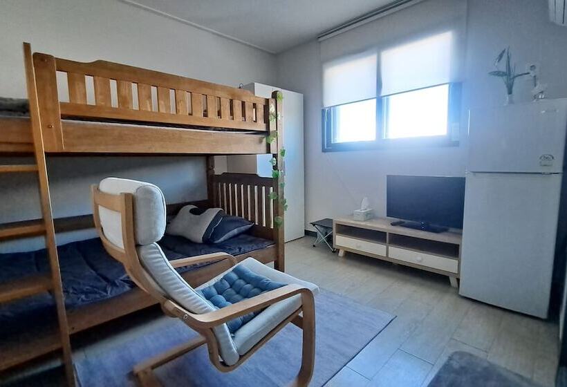 标准间, Yolo House