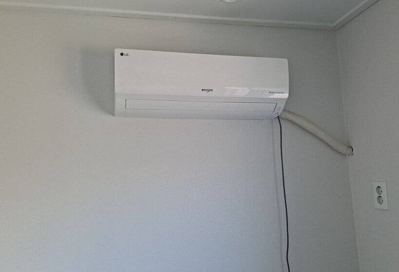 标准单人间, Yolo House