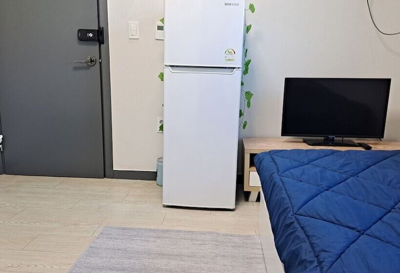 标准单人间, Yolo House